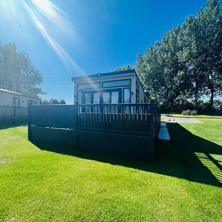 The Flamingo Lodge With Hot Tub York Exterior photo