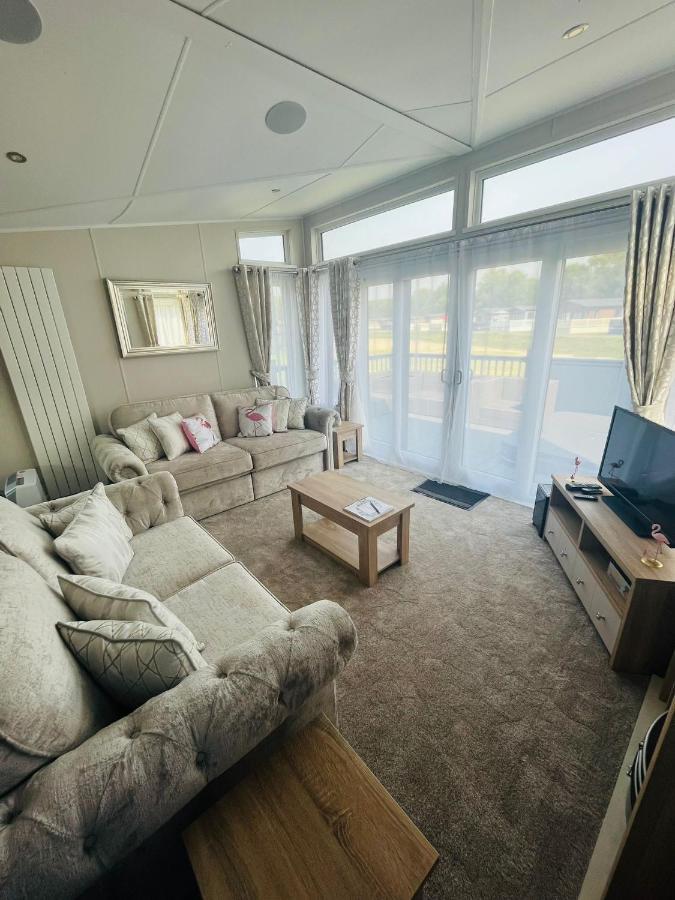 The Flamingo With Hot Tub Holiday home York