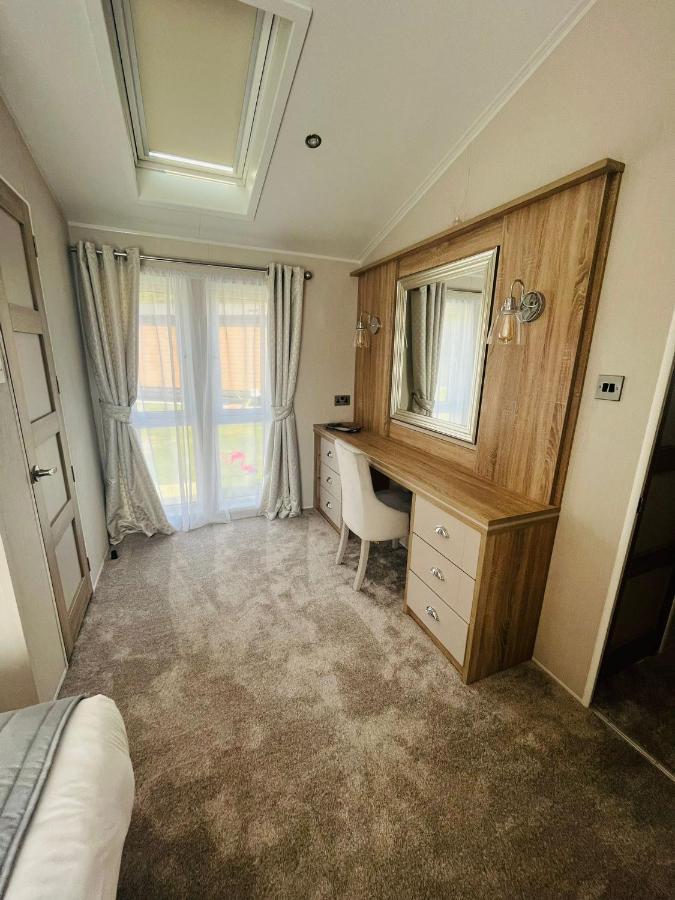 The Flamingo With Hot Tub Holiday home
